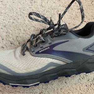 Brooks Women’s Divide 2 Trail Running Shoe - size 9.5